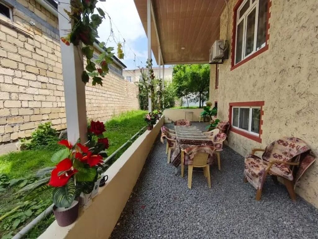 Şəkidə Günlük Kirayə Ev İcarəyə verilən 2 mərtəbəli, geniş həyətli ev