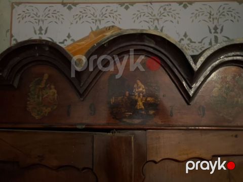 Məhsul: Taxta antik şkaf Təsvir: - Klassik üslubda, kütləvi taxtadan