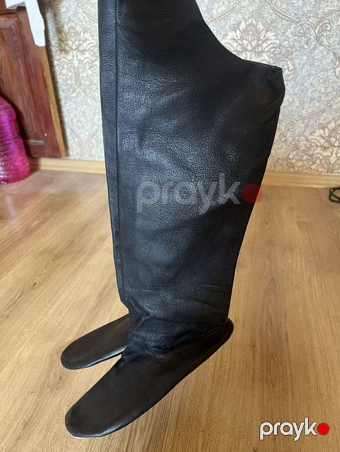 Qara dəri çəkmələr Xüsusiyyətlər: - Material: təbii dəri (yumşaq