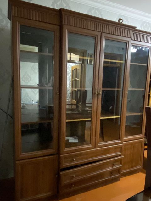 Klassik üslubda iri vitrin/dolab - Material: Ağac teksturasında