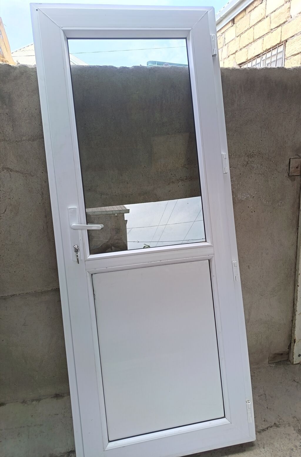 Şüşəli PVC qapı — ağ, yuxarı hissə şüşəli, aşağı hissə panelli