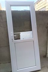 Şüşəli PVC qapı — ağ, yuxarı hissə şüşəli, aşağı hissə panelli — Turay