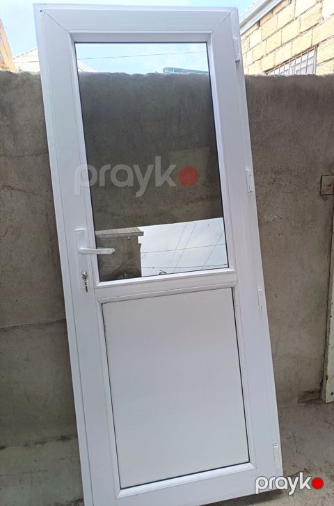 PVC giriş qapısı - Material: ağ rəngli PVC profil - Dizayn: yuxarı