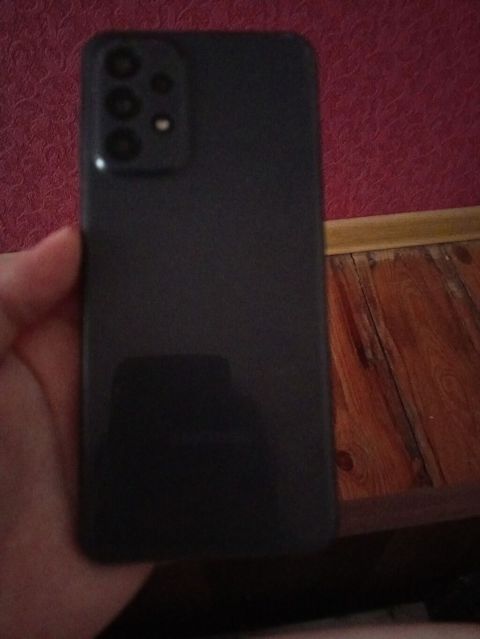 Smartfon qara rəngdə, mat səthli, 4 kamera