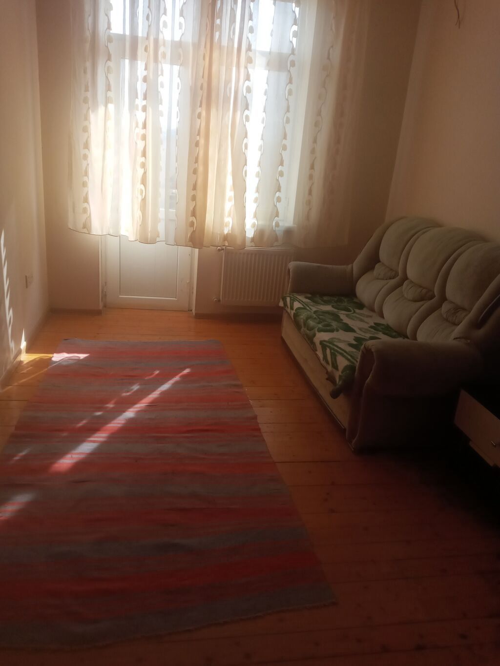 Kirayə mənzil – işıqlı 1 otaqlı - İşıqlı otaq: böyük pəncərə və