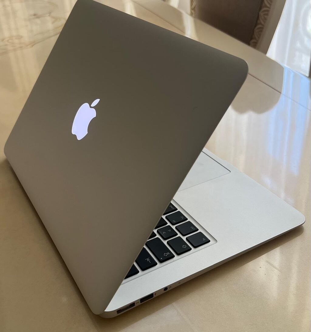 Macbook Air 13 Ideal veziyyetde. qiy 350 man. unvan 28
