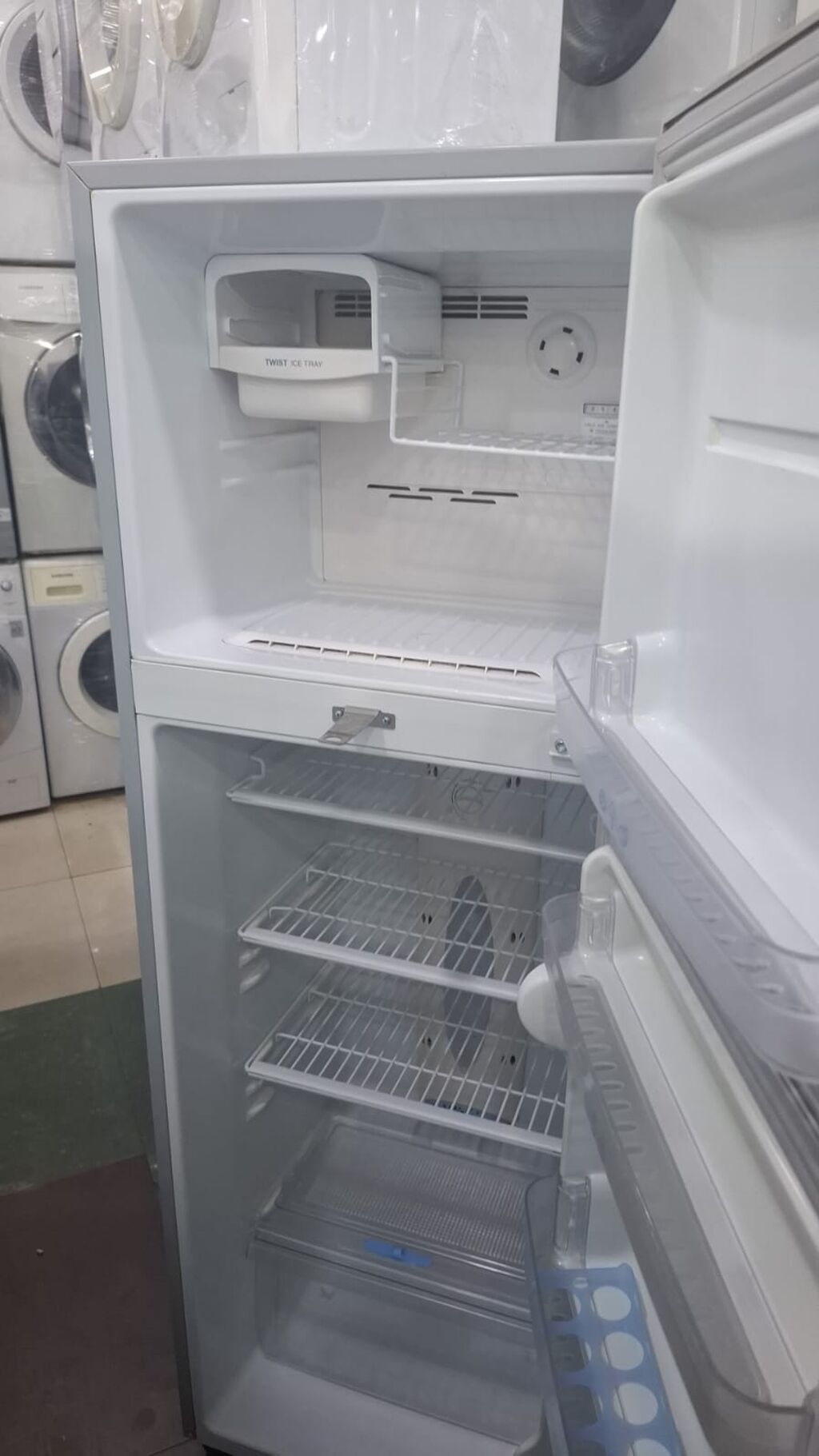 LG markalı, ikiqapılı soyuducu. Üst hissədə dondurucu, alt hissədə isə — Soyuducular, Bakı (2)