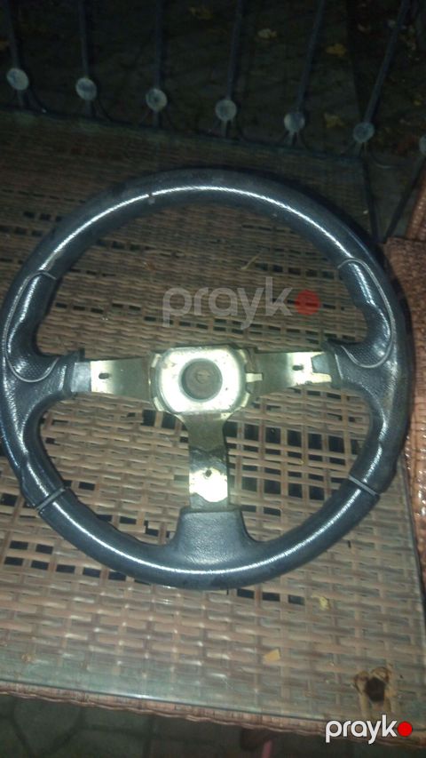 Avtomobil sükanı - Material: dəri örtüklü halqa, metal mərkəz və 3