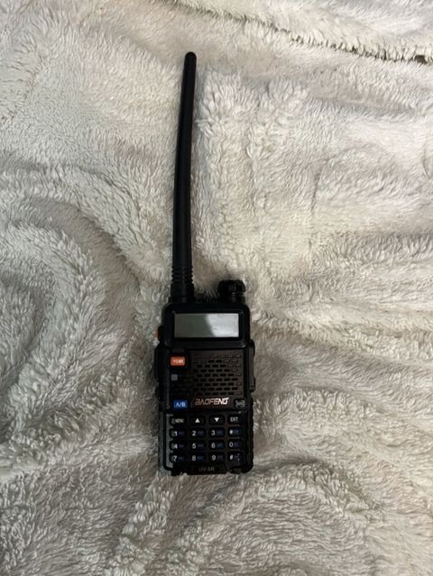 Baofeng UV-5R əl radiostansiyası - İki diapazon: VHF/UHF (136–174 MHz