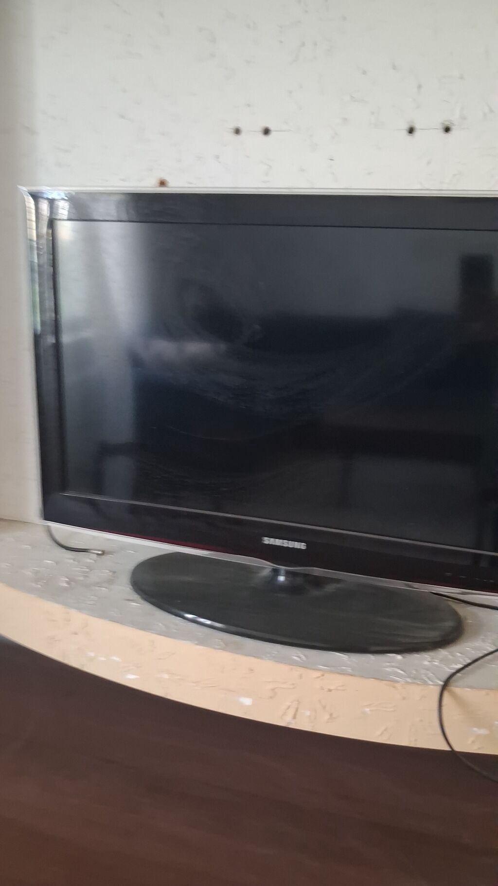 Samsung LCD televizor - Ekran diaqonalı təxminən 32" - Geniş formatlı — Televizorlar, Xırdalan