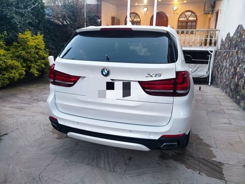 BMW X5 – ağ rəngli, tam ölçülü premium SUVER Xarici: - Ağ gövdə, xrom
