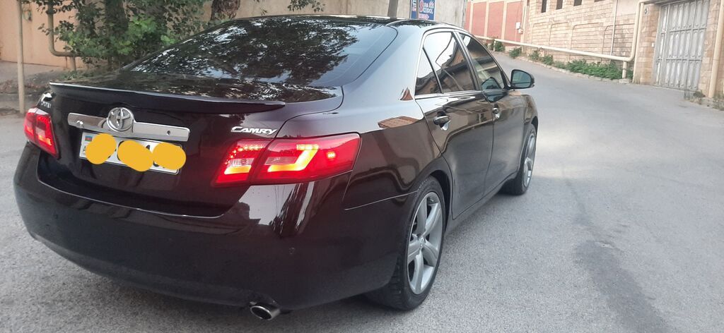Toyota Camry – qara rəngdə, SERVIZ RESMI DILER.sedan kuzov. Ön LED — Avto, Bakı (10)