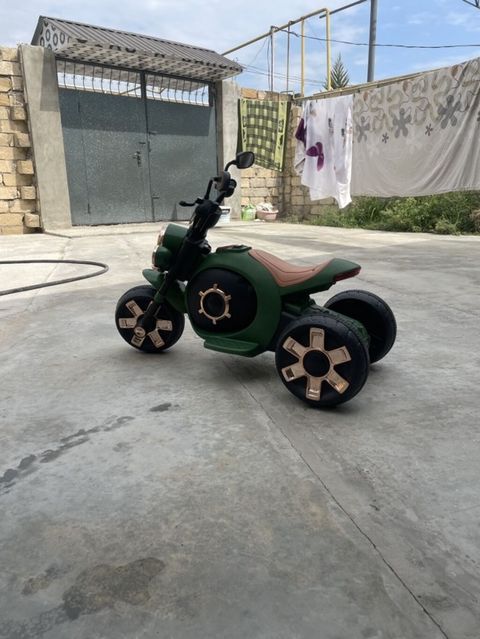 Uşaq üçün elektrikli üçtəkərli motosiklet - Yaşıl-göyərti — Детский транспорт
