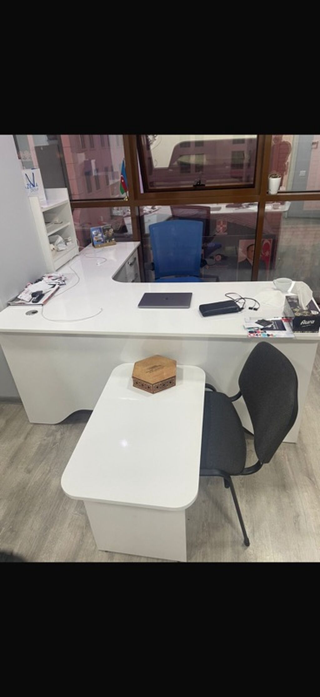 Ofis mebel dəsti - Birləşik L formalı iş masası: parlaq ağ səth — Ofis mebeli, Xırdalan