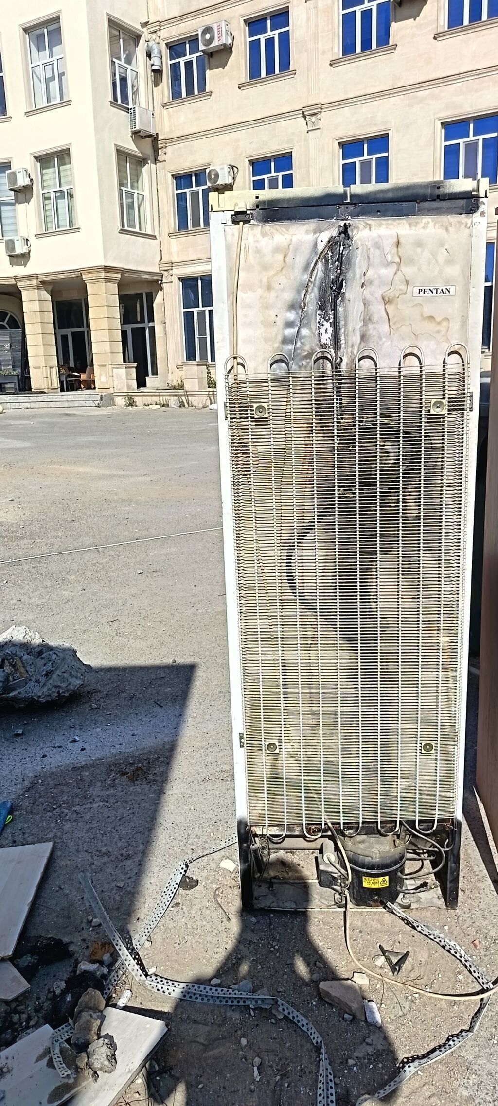 İki kameralı məişət soyuducusu – üst hissə dondurucu, alt hissə — Soyuducular, Bakı