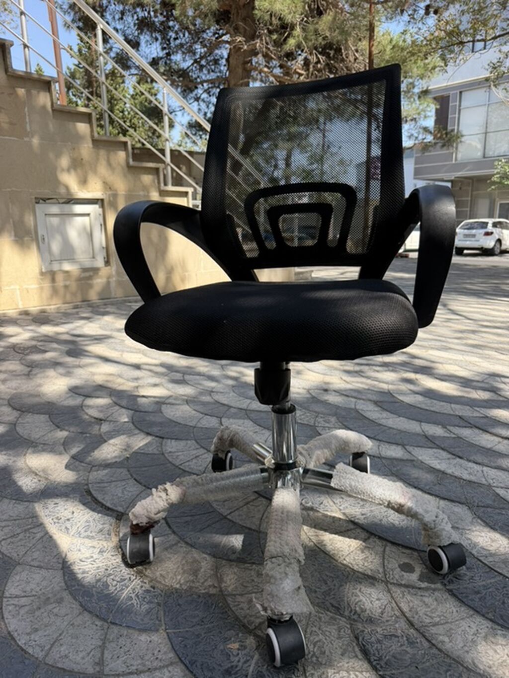 Erqonomik ofis kreslosu – qara rəng Yenidir cox az isdenib. Matrial — Ofis mebeli, Bakı (2)