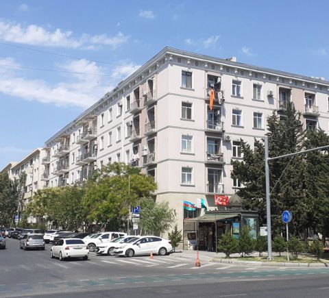 Səməd Vurqun baqin yani. 28 may metro stansiya 5 mərtəbəli daş binadir — Bakı