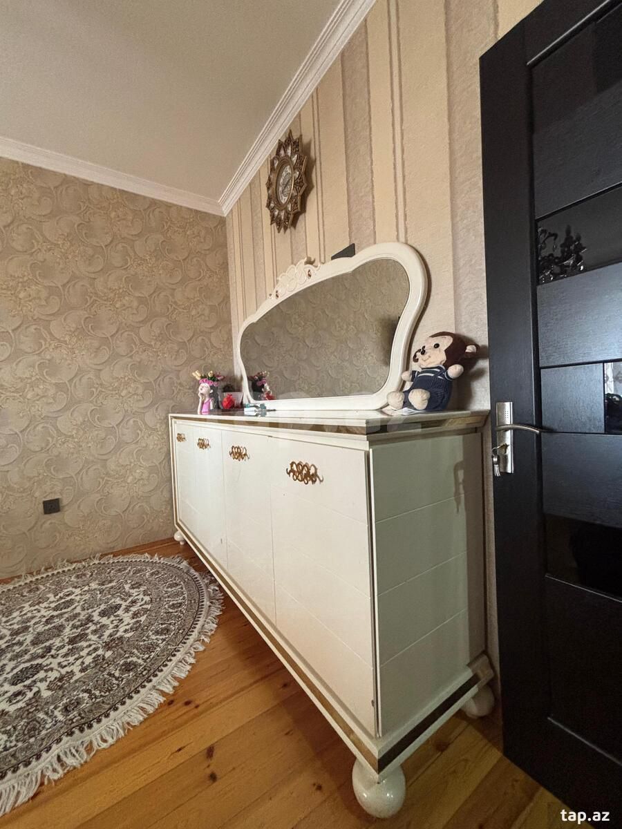 Güzgülü komod — Mallar, Bakı