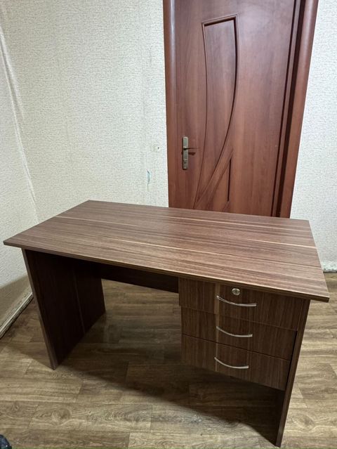 Ofis/iş masası – qəhvəyi ağac teksturası. 3 çəkməcəli açarlıdır. en