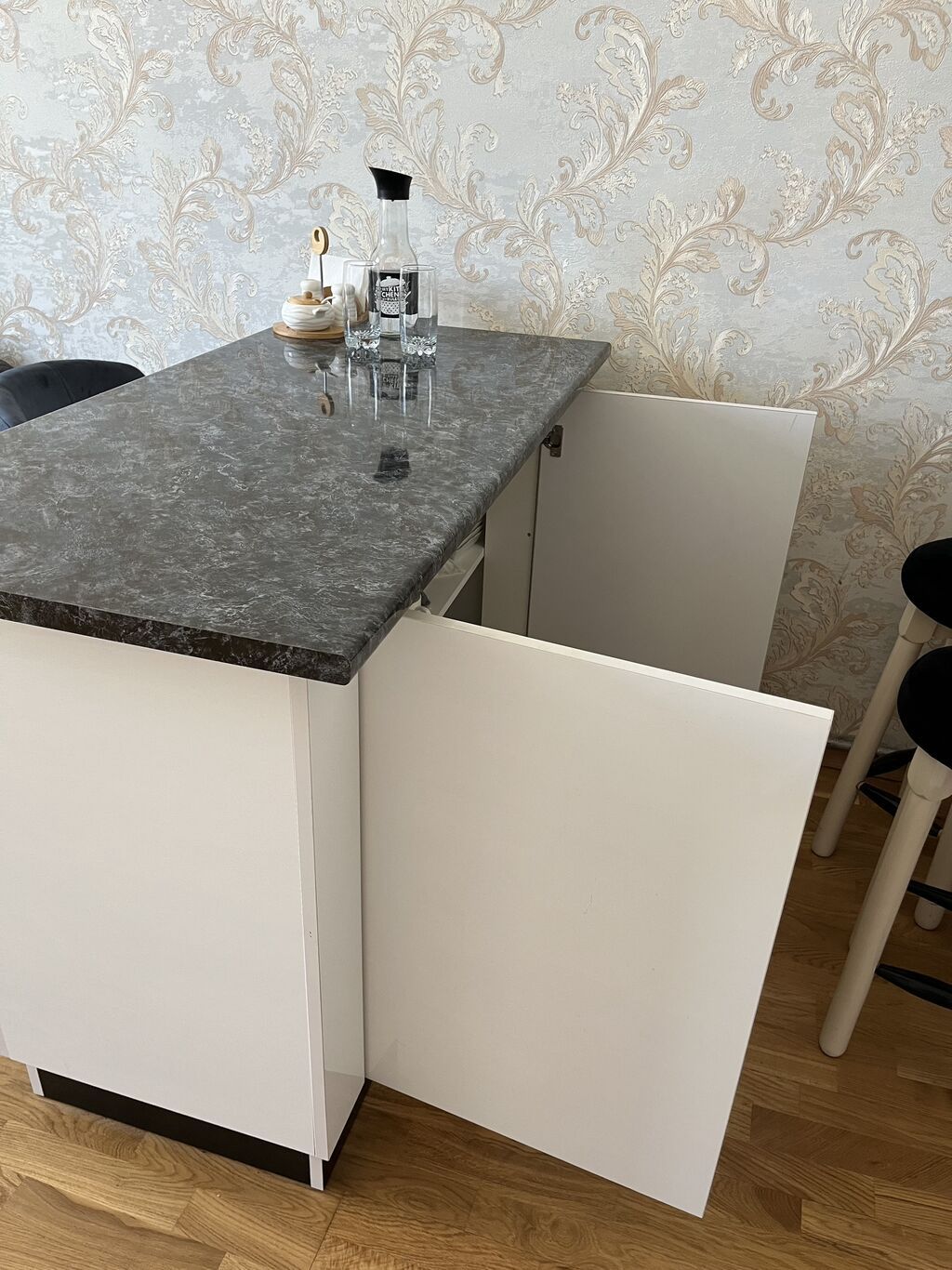 Bar stolu və ya şkaf, yanında 2 bar stolu ilə. Ölçüləri: 130 × 65 × 90 — Mebel, Xırdalan