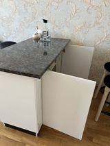 Bar stolu və ya şkaf, yanında 2 bar stolu ilə. Ölçüləri: 130 × 65 × 90 — Mebel