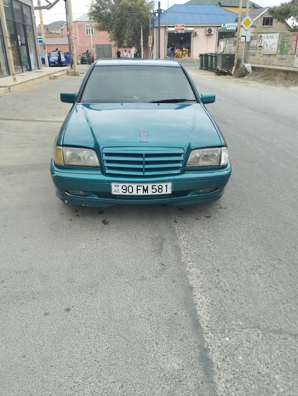 Mercedes-Benz C-Sinfi sedan (W202), yaşıl rəng. - Ban növü: 4 qapılı