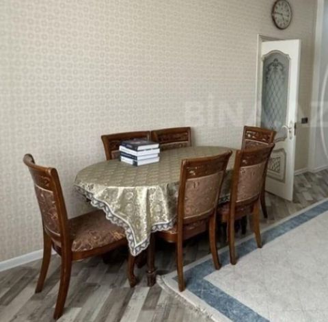 Qonaq otağı üçün oval masa dəsti, 6 stul ilə, işlənmiş