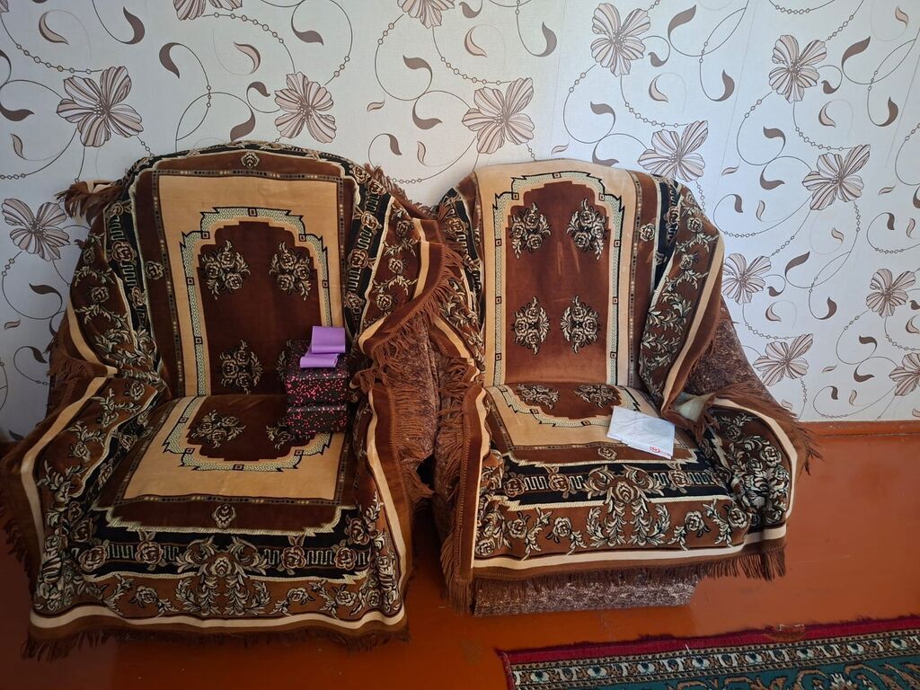İki ədəd yumşaq kreslo dəsti - Klassik üslubda, qəhvəyi-bej
