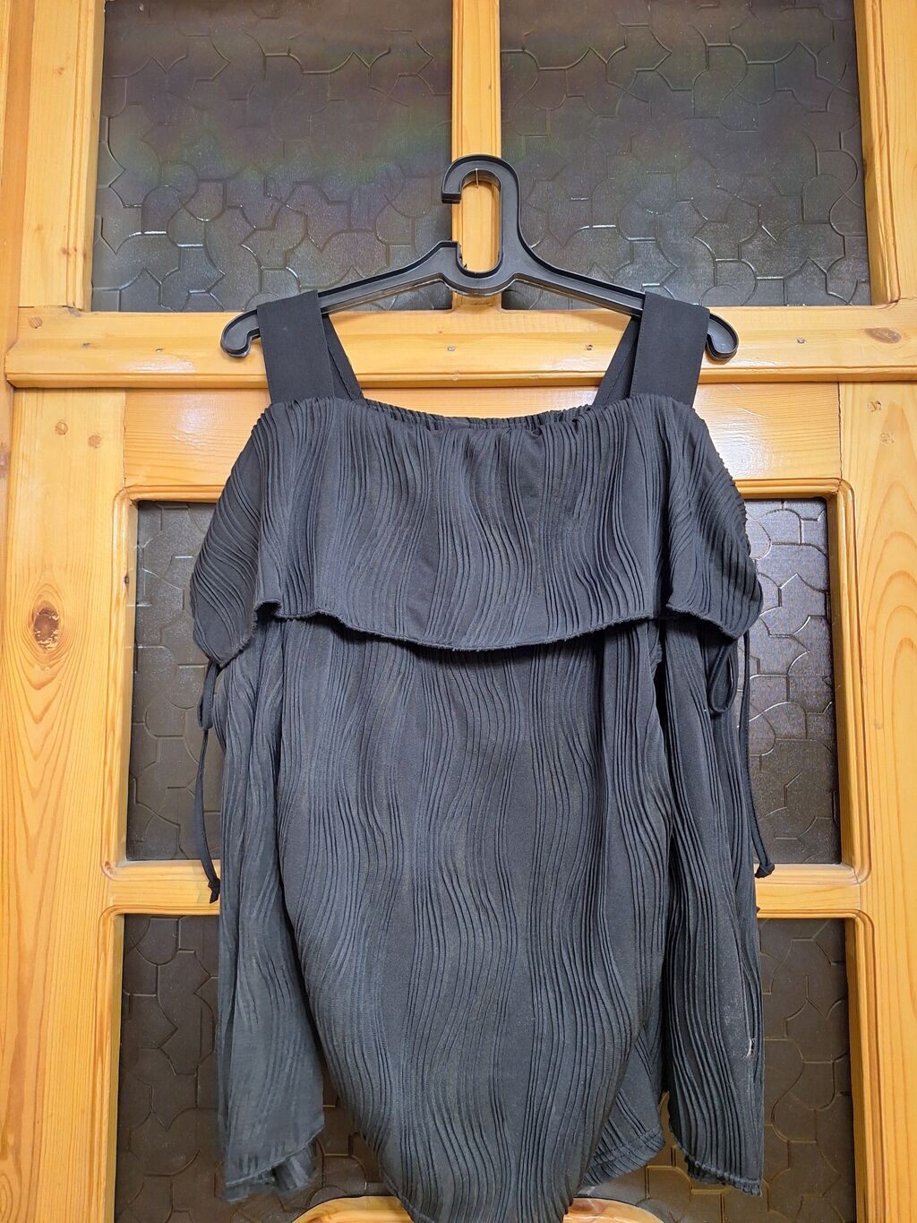 Qadın bluzası – qara rəng, fakturalı parçadan. - Model: çiyindən açıq — Şəxsi əşyalar, Bakı