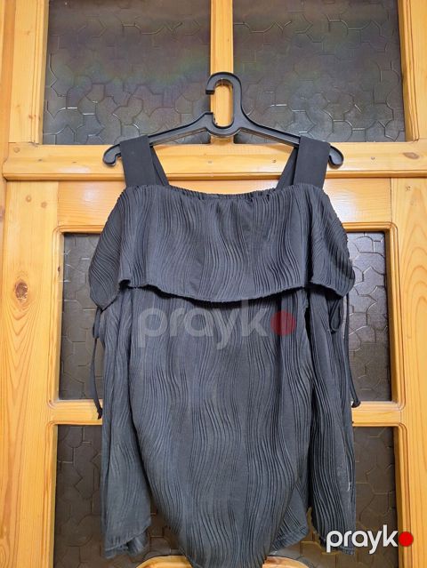 Qadın bluzası – qara rəng, fakturalı parçadan. - Model: çiyindən açıq