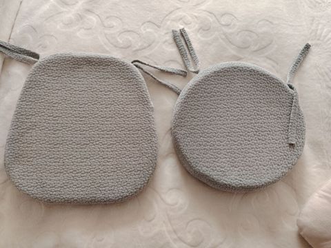 Cəmi 5 ədəd stul yastığı. 2 kvadrat formada, 3 u isə yumru