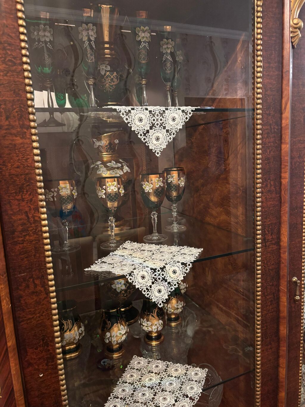Qonaq otağı üçün klassik üslubda vitrin-servant. Tünd qəhvəyi rəngdə — Qonaq otağı üçün, Digah (5)