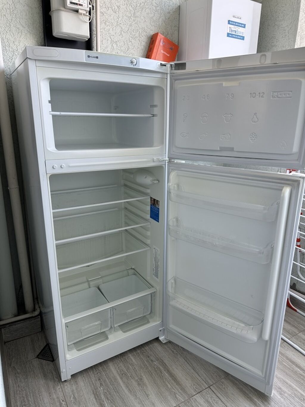 Indesit markalı iki kameralı soyuducu. Üst hissədə dondurucu, alt — Soyuducular, Bakı (4)