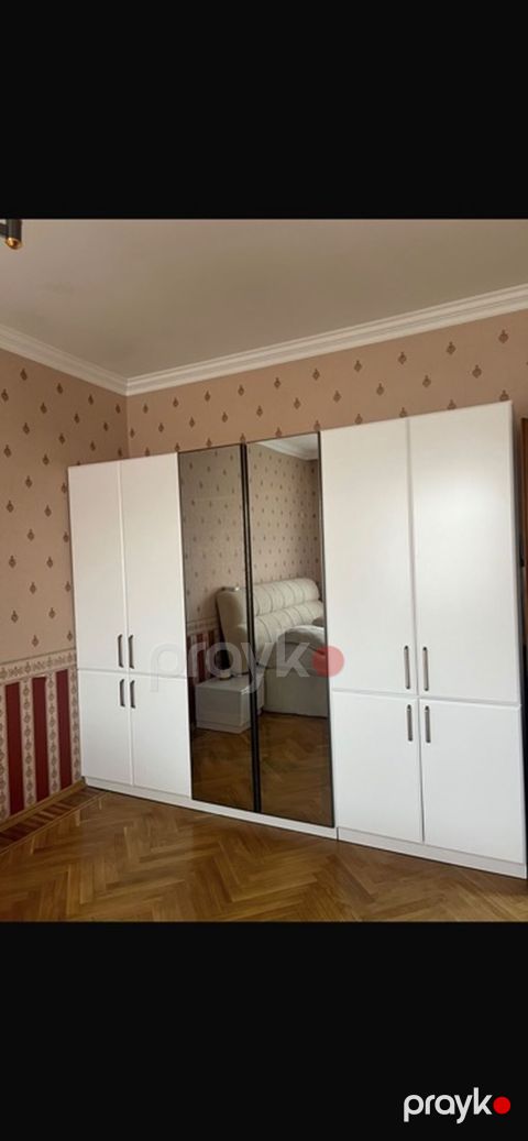 Ağ rəngdə geniş qarderob şkafı. - Dizayn: düz xətli, minimal üslub;