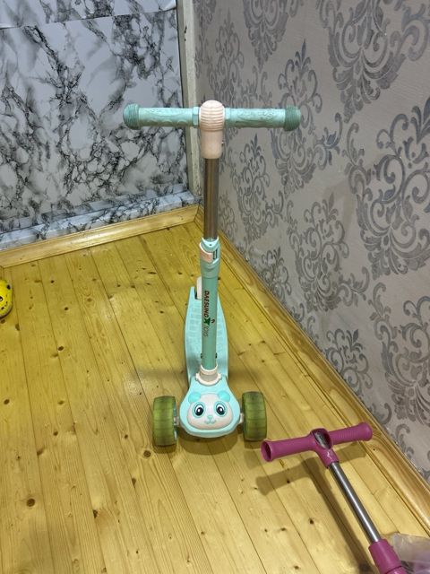Skuter oğlan uşağı üçün