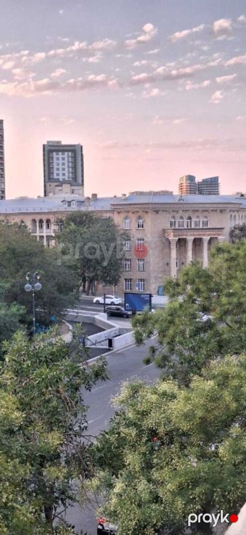 Satılır 2 otaqlı köhnə tikili 70 m²