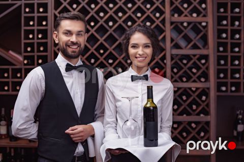 Ofisiant işi axtarıram — Bakı