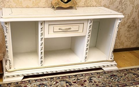 Klassik üslubda ağ rəngli qonaq otağı mebel dəsti Tərkibi: - 2 ədəd
