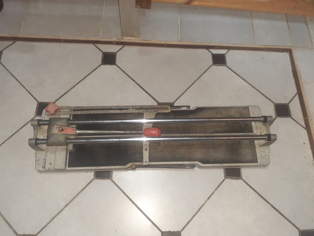 Kafel və plitə kəsmək üçün əl plitəkəsən alət. Keramika plitə, kafel
