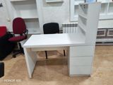 Ağ rəngli iş masası – çoxfunksiyalı model - Geniş masaüstü: laptop — Mebel