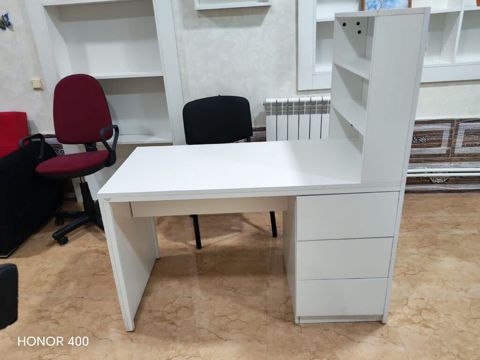 Ağ rəngli iş masası – çoxfunksiyalı model - Geniş masaüstü: laptop
