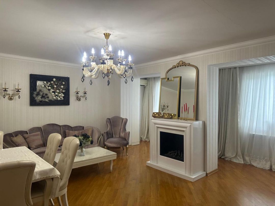 Satılır 4 otaqlı köhnə tikili 110 m² — Mənzil, Bakı