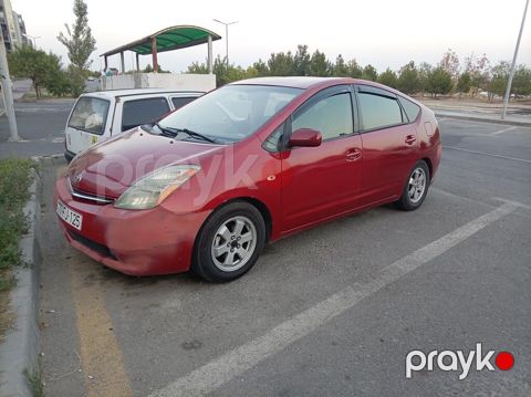 Toyota Prius (ikinci nəsil) – qırmızı rəngli, 5 qapılı hibrid liftbek