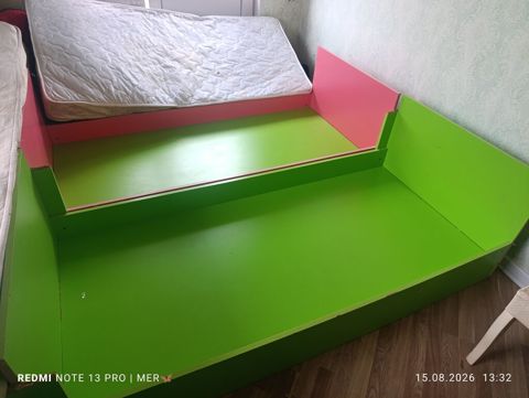 Uşaq otağı üçün ikisəviyyəli çarpayı — yaşıl və çəhrayı