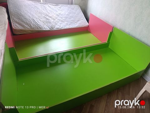 Uşaq otağı üçün ikisəviyyəli çarpayı — yaşıl və çəhrayı