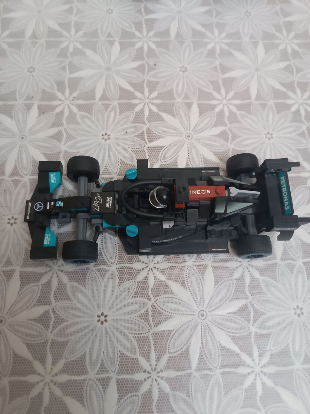 LEGO Speed Champions – Mercedes-AMG Petronas Formula 1 yarışı — Konstruktorlar, Bakı (2)
