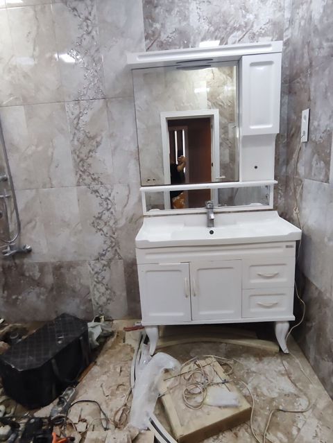Ağ rəngdə hamam mebeli dəsti – lavabo, şkaf və güzgü paneli ilə
