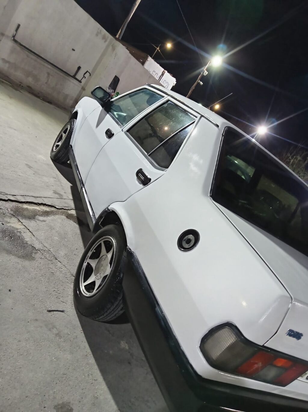 Model: Tofas (sedan) Kuzov: 4 qapılı, ağ rəng Sükan: solda Yanacaq