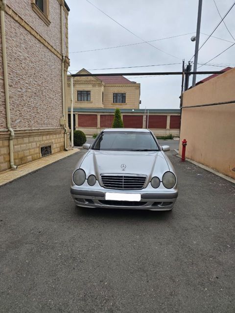 Mercedes-Benz E 220 (2001 il), 2.2L, sedan
