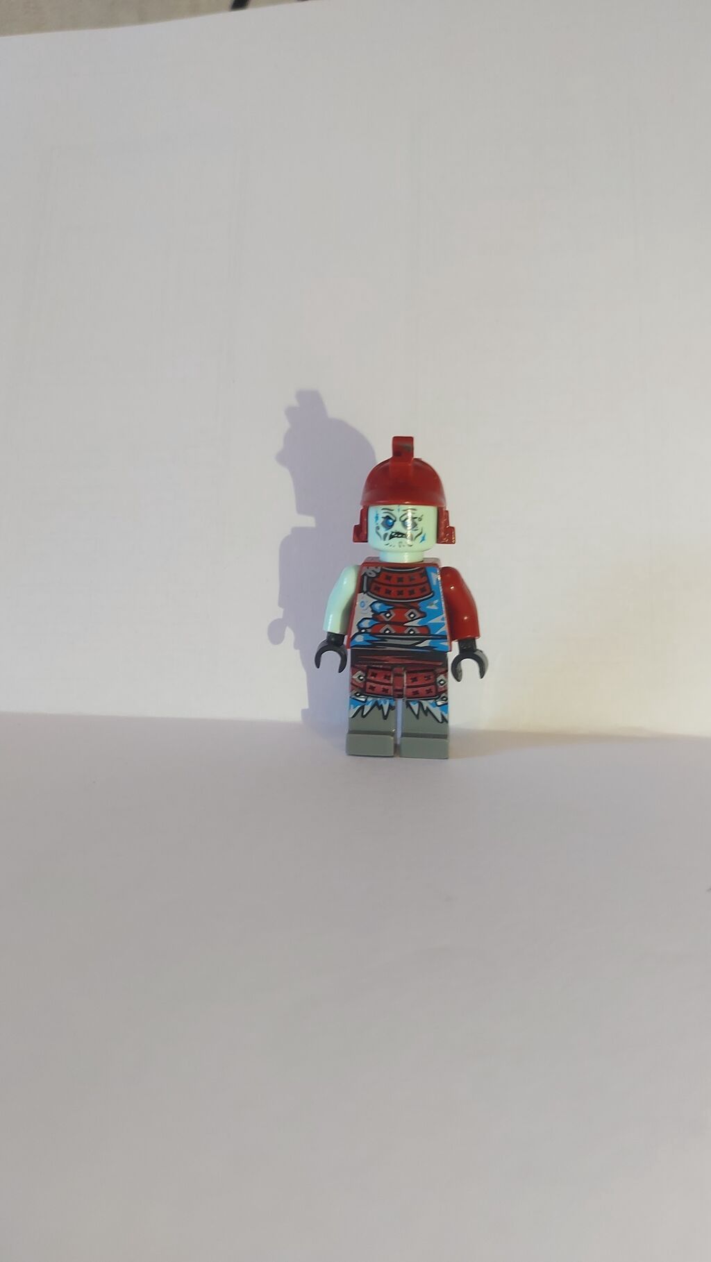 LEGO minifiqur – qırmızı dəbilqəli, iki tərəfli çaplı bədən və ayaqlar